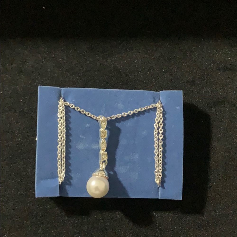 Pearl drop necklace